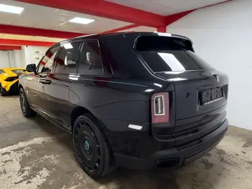 ROLLS ROYCE Cullinan Black-Paket 24 Mansory Sternehimmel TV