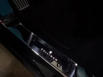 ROLLS ROYCE Cullinan Black-Paket 24 Mansory Sternehimmel TV