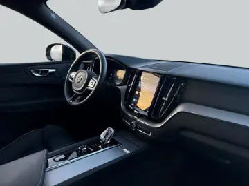 VOLVO XC60 B5 B AWD Plus Dark