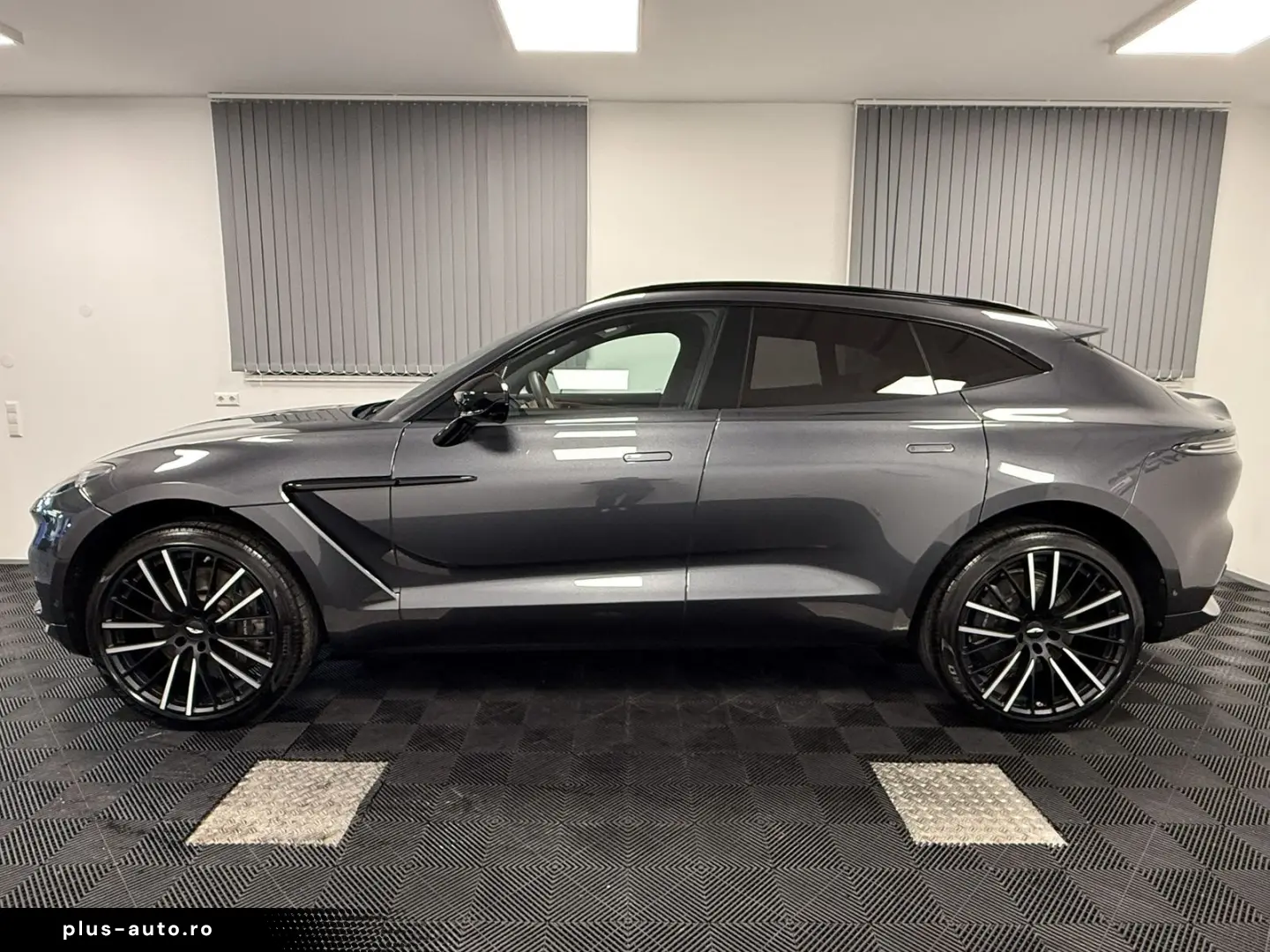 ASTON MARTIN DBX 4.0 V8 Xenon Grey-Signature Metalli&hellip;