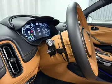 ASTON MARTIN DBX 4.0 V8 Xenon Grey-Signature Metalli&hellip;