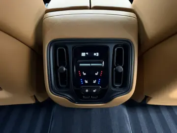 ASTON MARTIN DBX 4.0 V8 Xenon Grey-Signature Metalli&hellip;