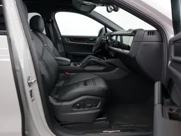 Porsche Cayenne Coupe E-Hybrid Chalk P-Display HUD Towbar