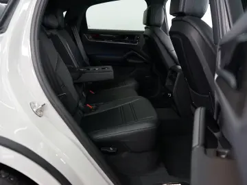 Porsche Cayenne Coupe E-Hybrid Chalk P-Display HUD Towbar