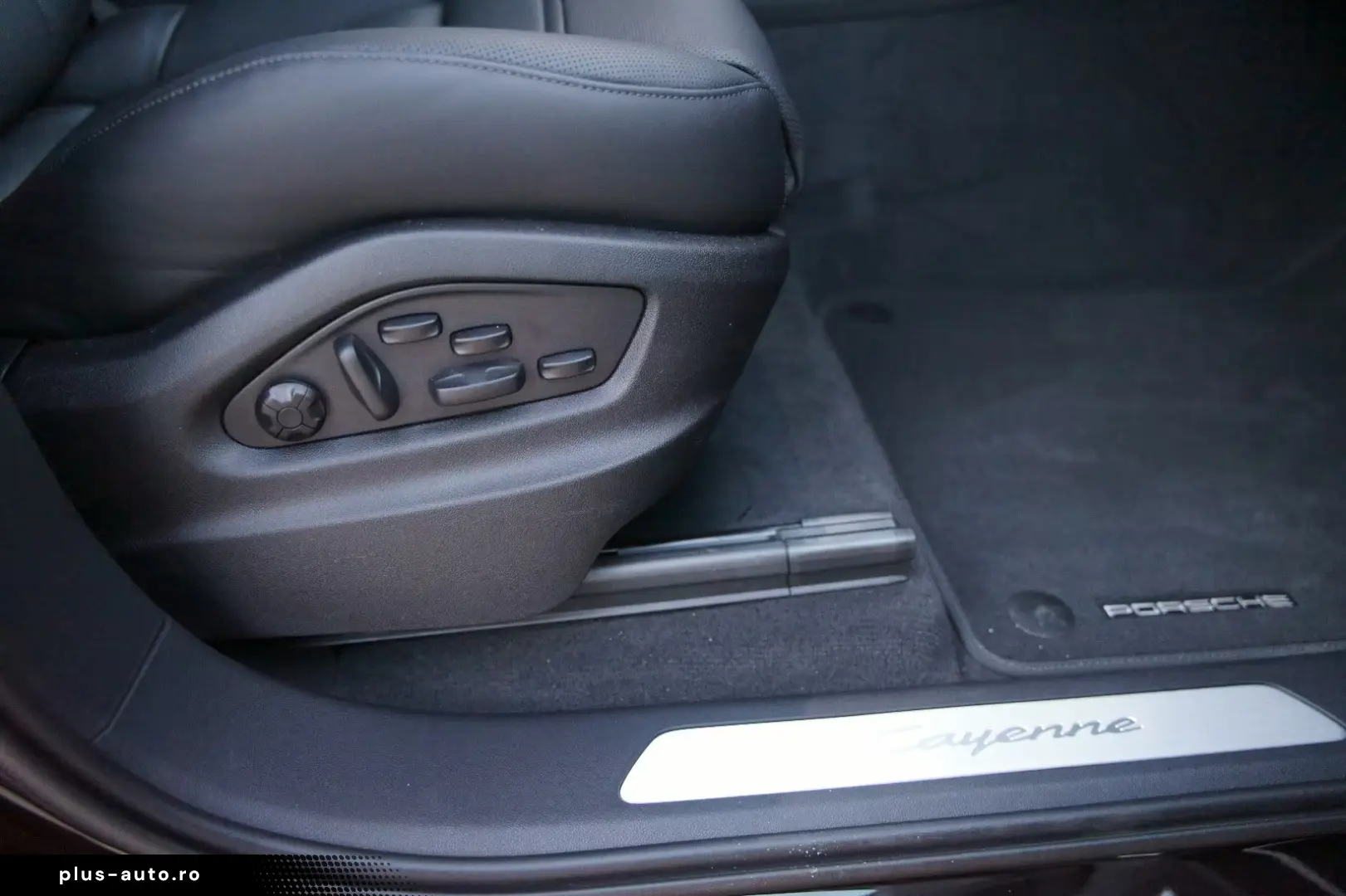 Porsche Cayenne Coupe E-Hybrid SportDesign P-Display