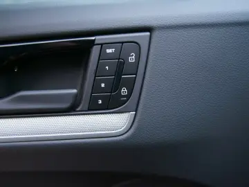 Porsche Cayenne Coupe E-Hybrid SportDesign P-Display