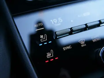 Porsche Cayenne Coupe E-Hybrid SportDesign P-Display