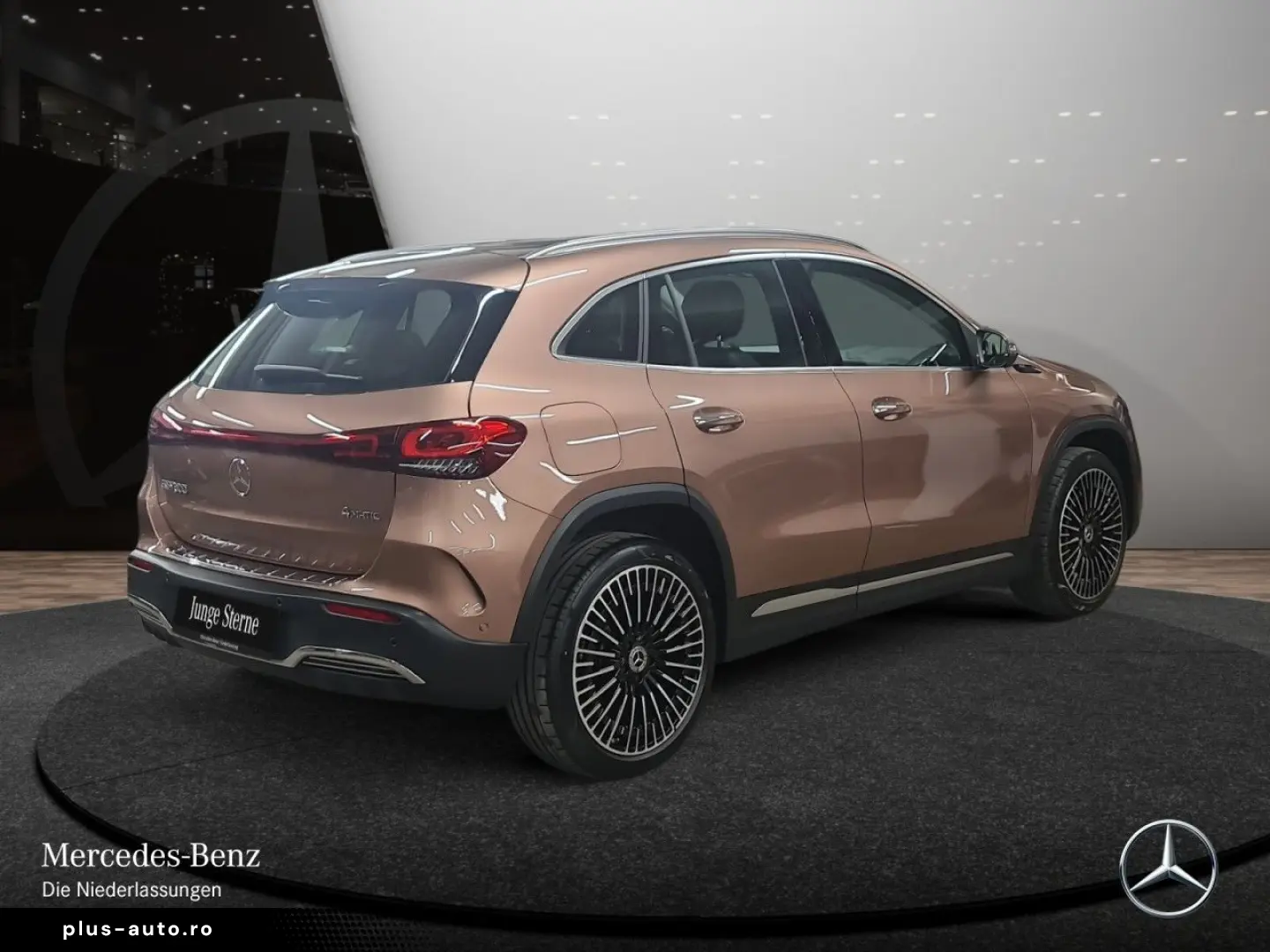 MERCEDES-BENZ EQA 300 4M AMG Adv  Pano AHK Fahrass LED 360