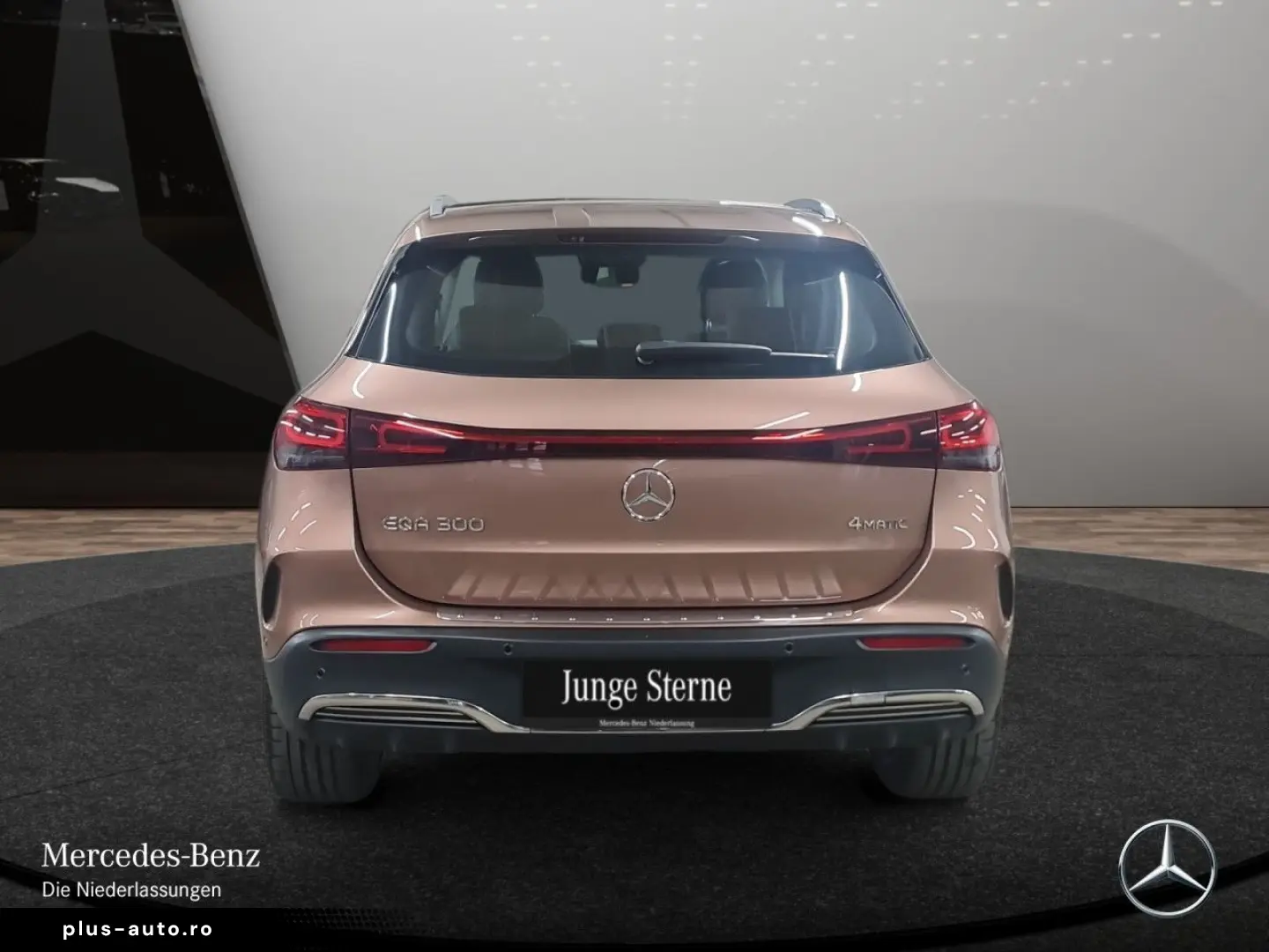 MERCEDES-BENZ EQA 300 4M AMG Adv  Pano AHK Fahrass LED 360