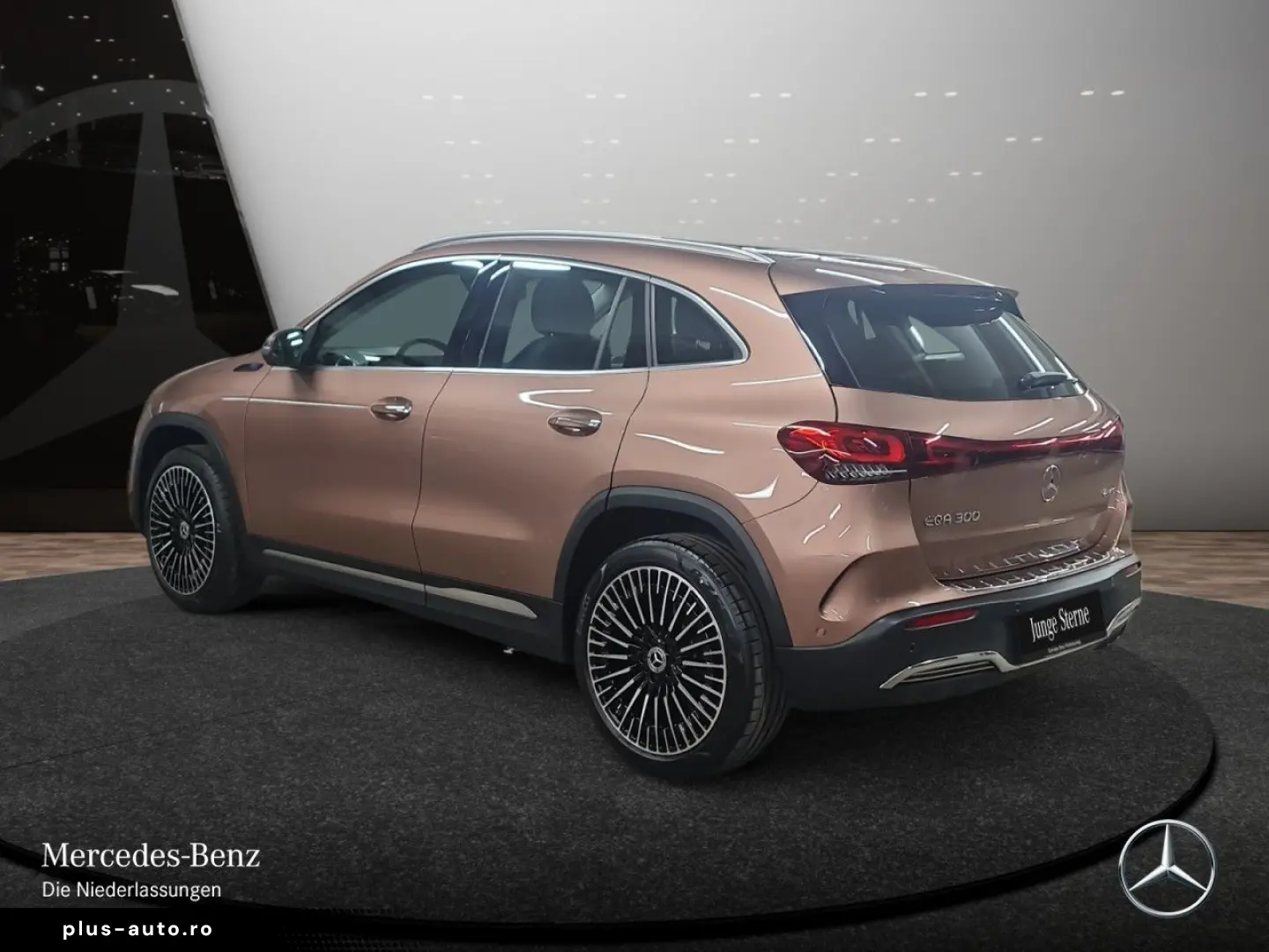 MERCEDES-BENZ EQA 300 4M AMG Adv  Pano AHK Fahrass LED 360