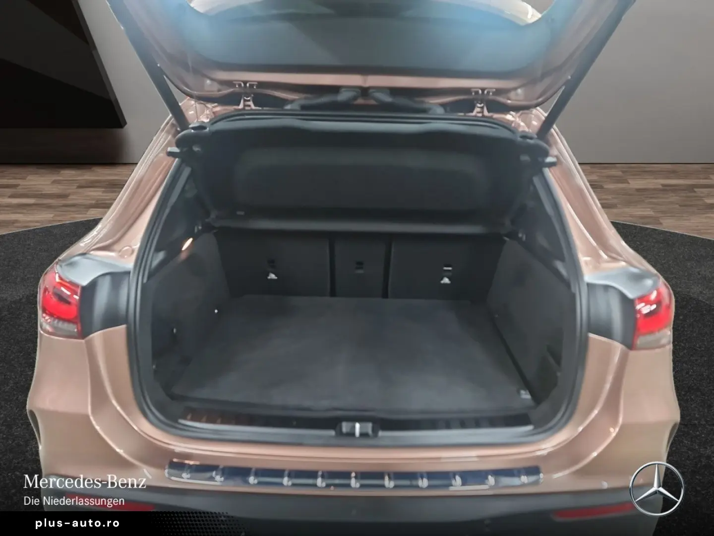 MERCEDES-BENZ EQA 300 4M AMG Adv  Pano AHK Fahrass LED 360