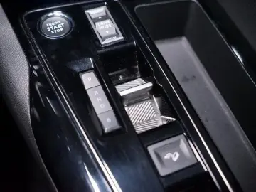 PEUGEOT 3008 1.6 PHEV 300 Allure Hybrid4 RFK LED Virtual