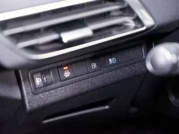 PEUGEOT 3008 1.6 PHEV 300 Allure Hybrid4 RFK LED Virtual