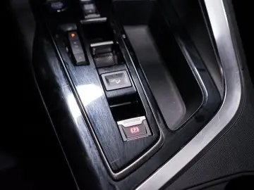 PEUGEOT 3008 1.6 PHEV 300 Allure Hybrid4 RFK LED Virtual