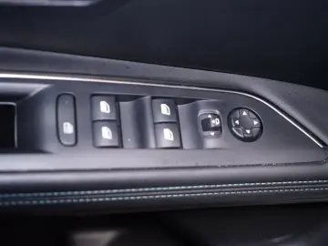 PEUGEOT 3008 1.6 PHEV 300 Allure Hybrid4 RFK LED Virtual