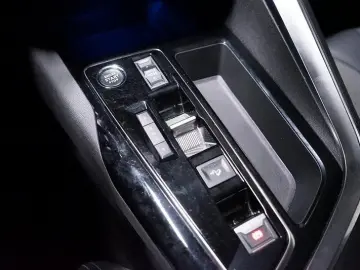 PEUGEOT 3008 1.6 PHEV 300 Allure Hybrid4 RFK LED Virtual