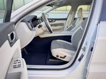 VOLVO XC60 2.0B5 B AWD Momentum Pro  ASSIST AHK LED