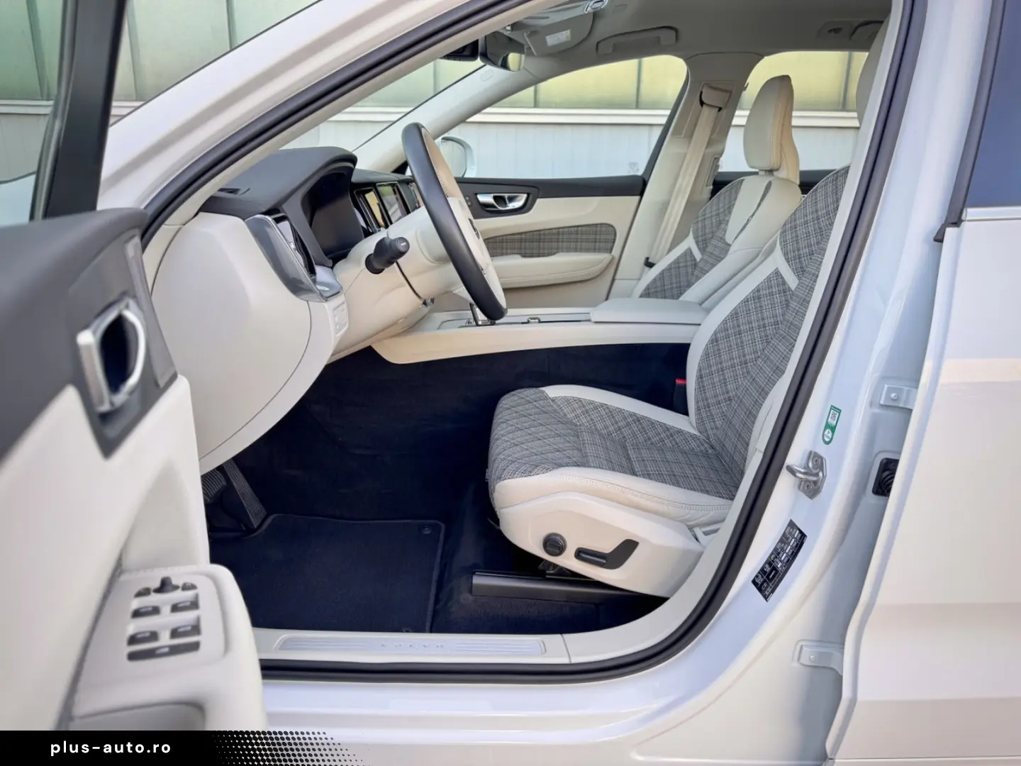 VOLVO XC60 2.0B5 B AWD Momentum Pro  ASSIST AHK LED