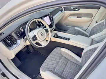 VOLVO XC60 2.0B5 B AWD Momentum Pro  ASSIST AHK LED