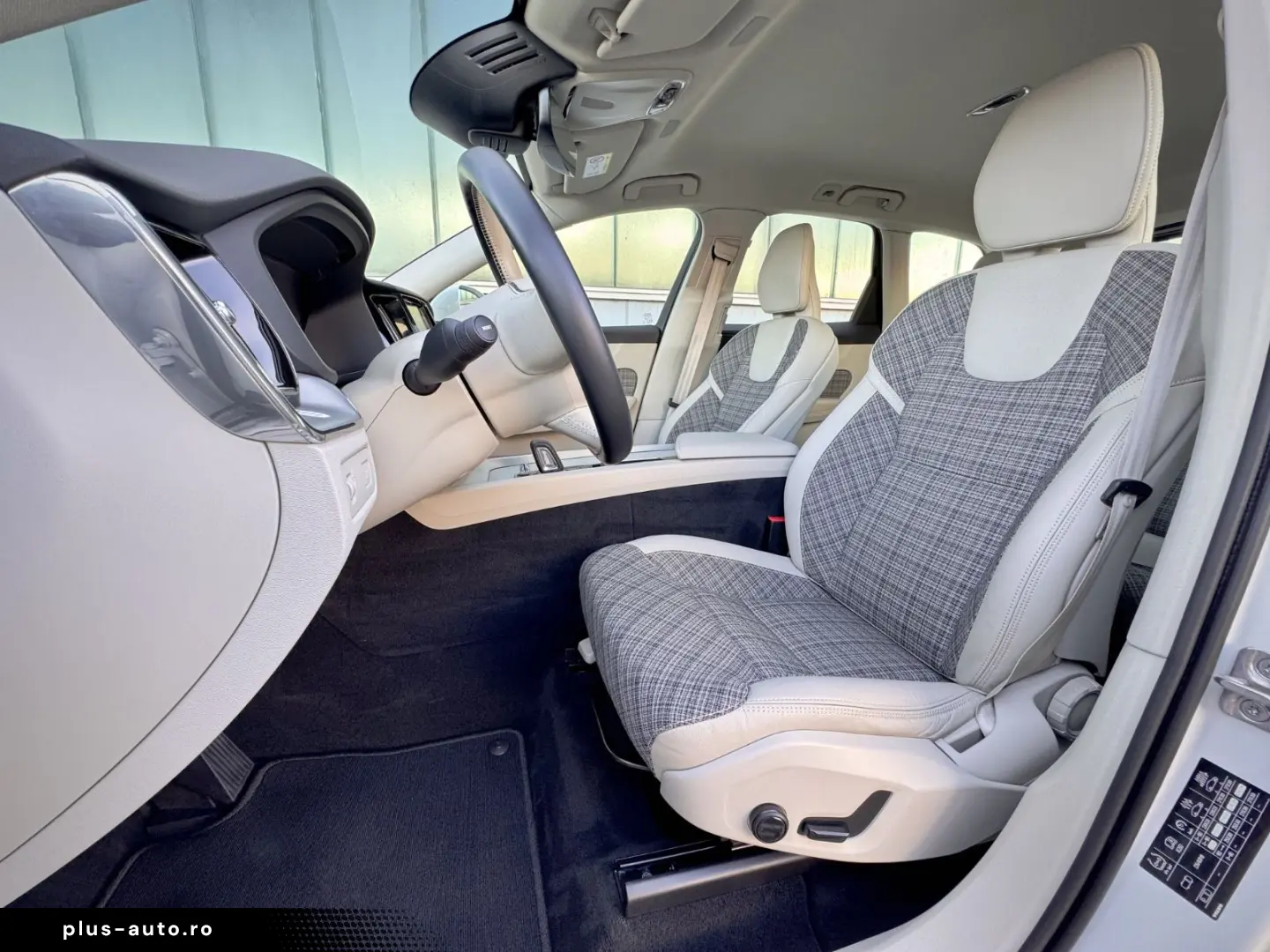 VOLVO XC60 2.0B5 B AWD Momentum Pro  ASSIST AHK LED