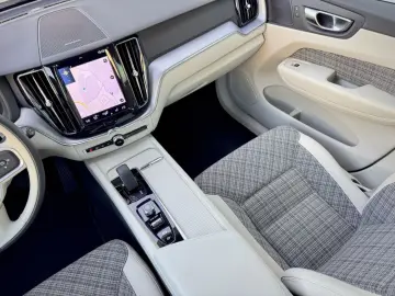 VOLVO XC60 2.0B5 B AWD Momentum Pro  ASSIST AHK LED