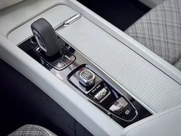 VOLVO XC60 2.0B5 B AWD Momentum Pro  ASSIST AHK LED