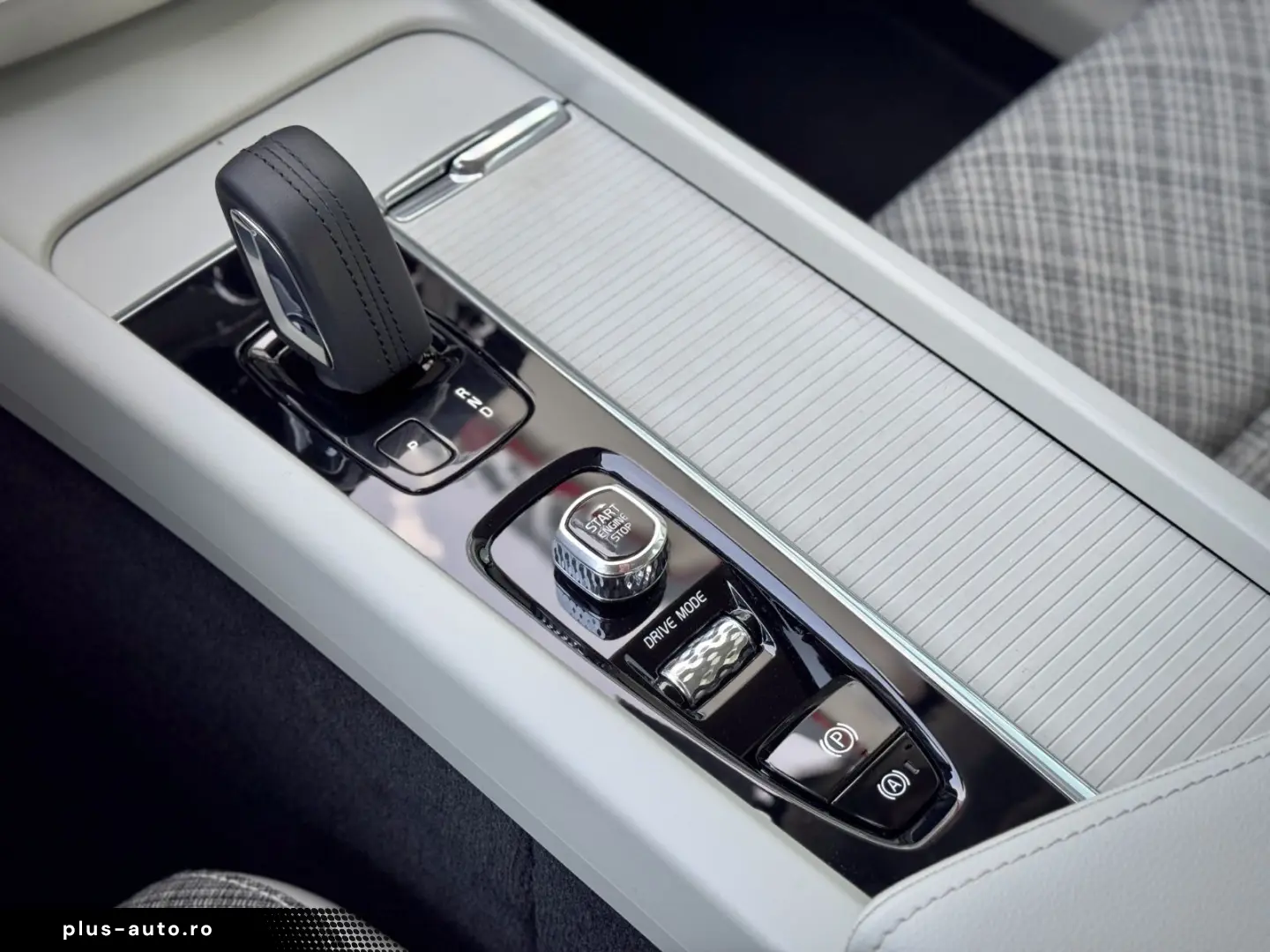 VOLVO XC60 2.0B5 B AWD Momentum Pro  ASSIST AHK LED