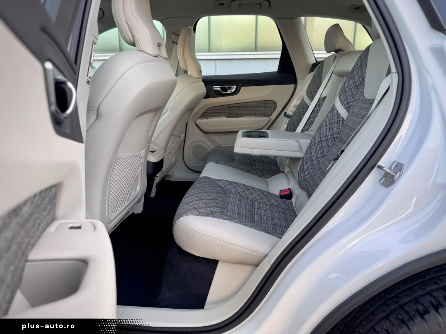 VOLVO XC60 2.0B5 B AWD Momentum Pro  ASSIST AHK LED