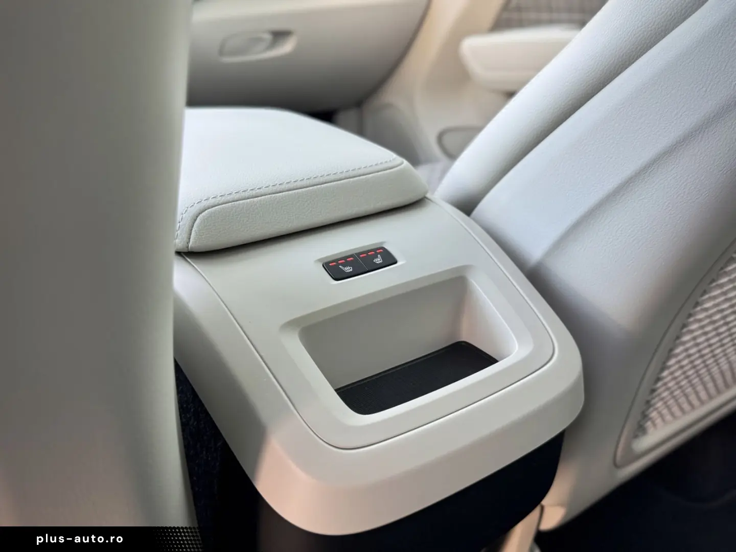 VOLVO XC60 2.0B5 B AWD Momentum Pro  ASSIST AHK LED