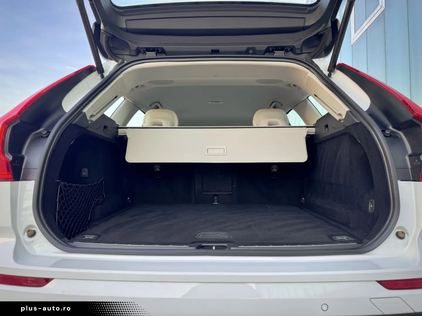 VOLVO XC60 2.0B5 B AWD Momentum Pro  ASSIST AHK LED