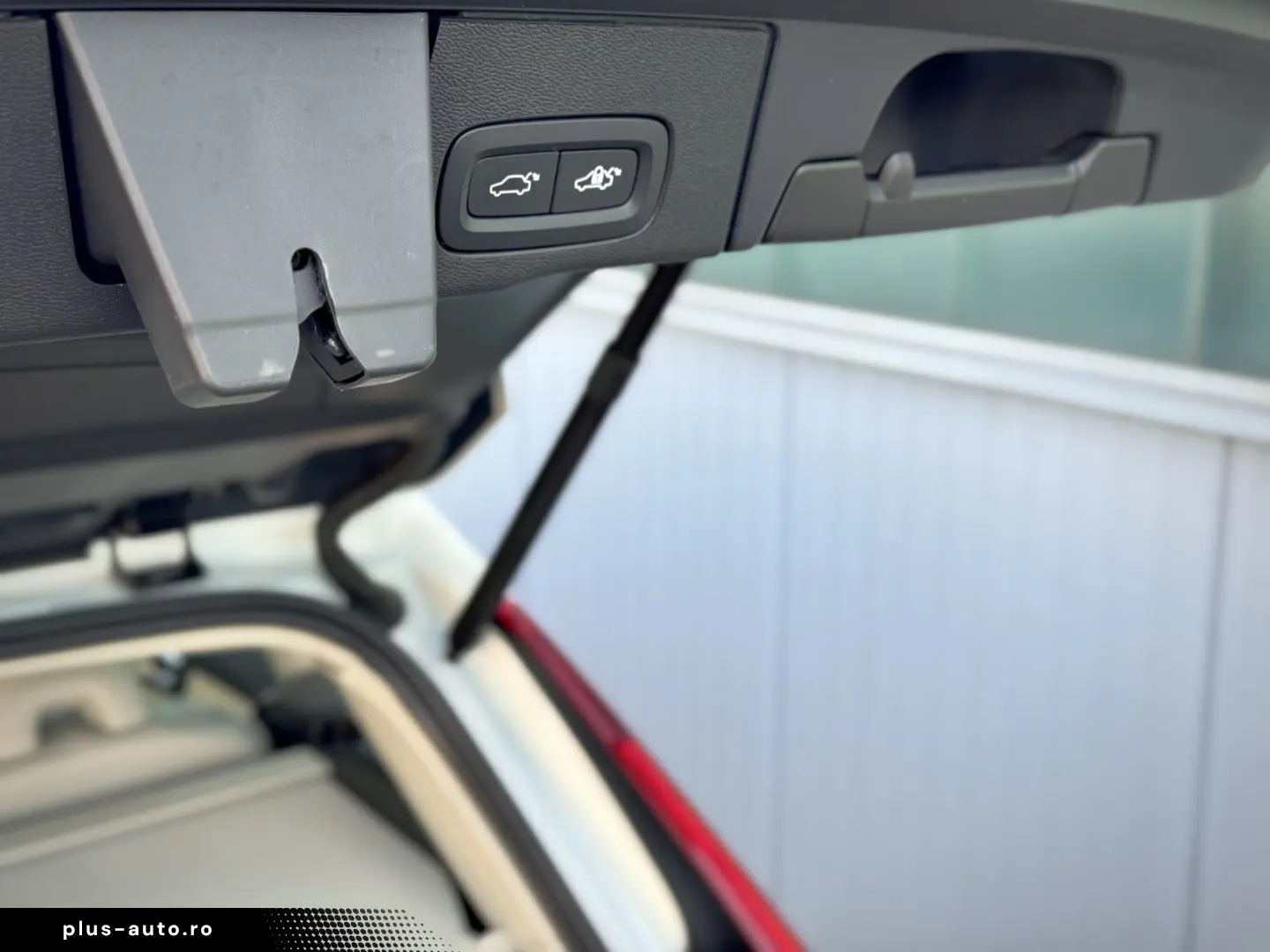 VOLVO XC60 2.0B5 B AWD Momentum Pro  ASSIST AHK LED