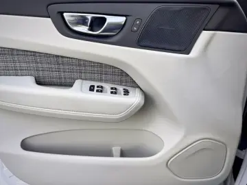 VOLVO XC60 2.0B5 B AWD Momentum Pro  ASSIST AHK LED