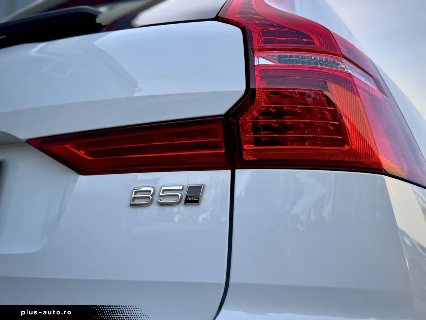 VOLVO XC60 2.0B5 B AWD Momentum Pro  ASSIST AHK LED