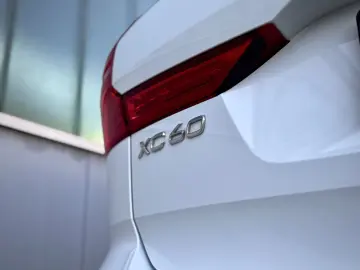 VOLVO XC60 2.0B5 B AWD Momentum Pro  ASSIST AHK LED