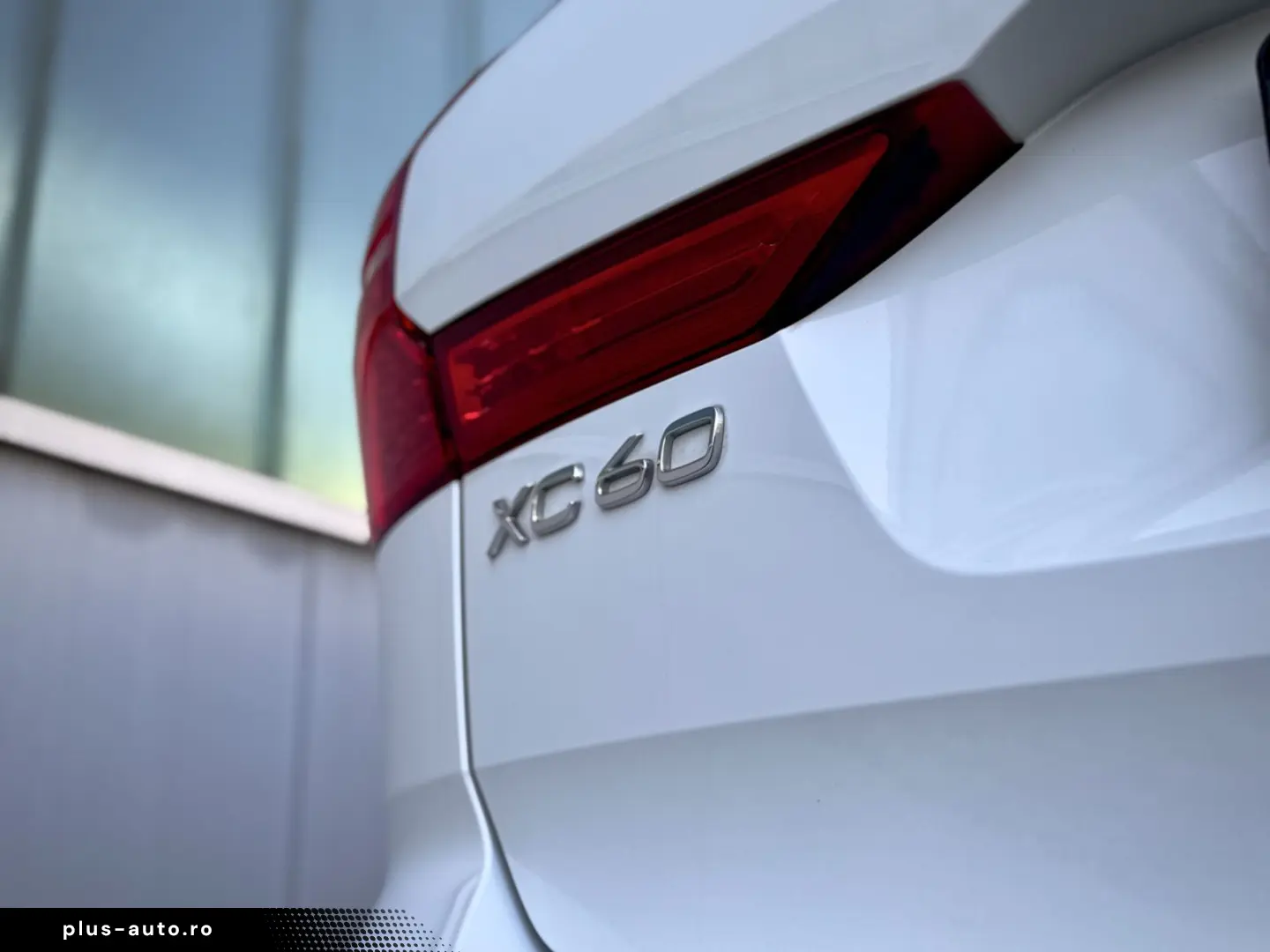 VOLVO XC60 2.0B5 B AWD Momentum Pro  ASSIST AHK LED