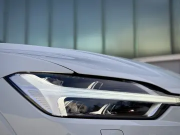 VOLVO XC60 2.0B5 B AWD Momentum Pro  ASSIST AHK LED
