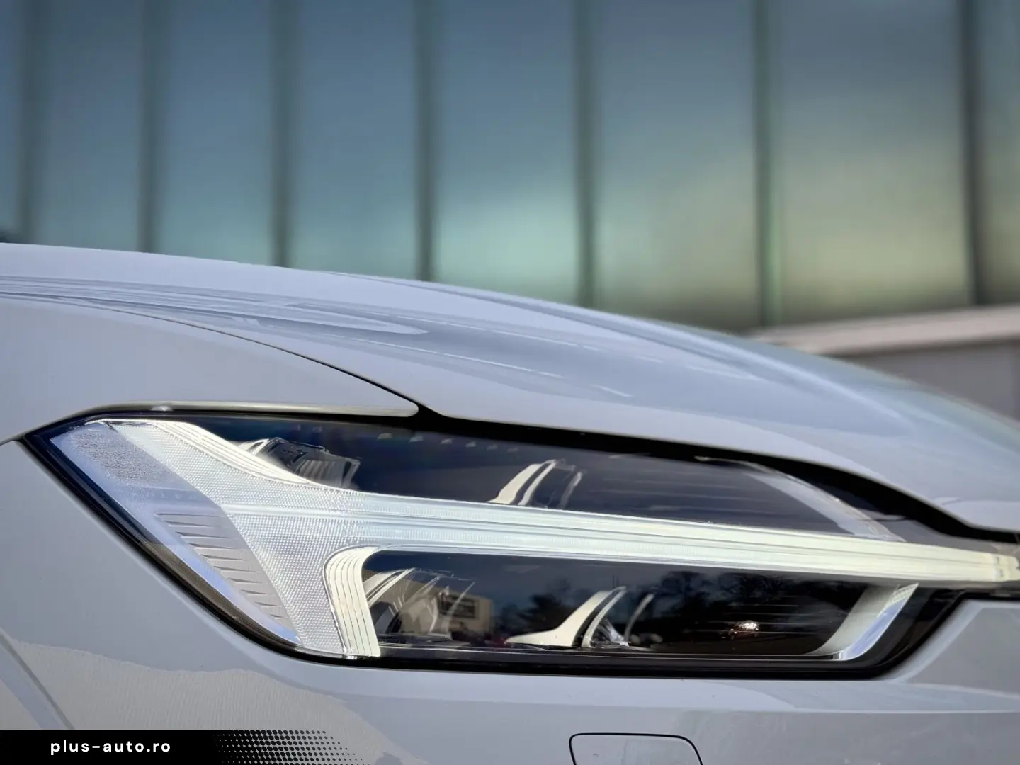 VOLVO XC60 2.0B5 B AWD Momentum Pro  ASSIST AHK LED