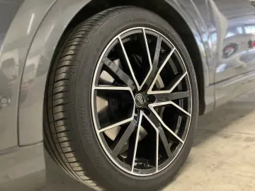 AUDI Q8 S-LINE QUATTRO 55TFSIe 380PS.MATRIX.NAVI.AHK.