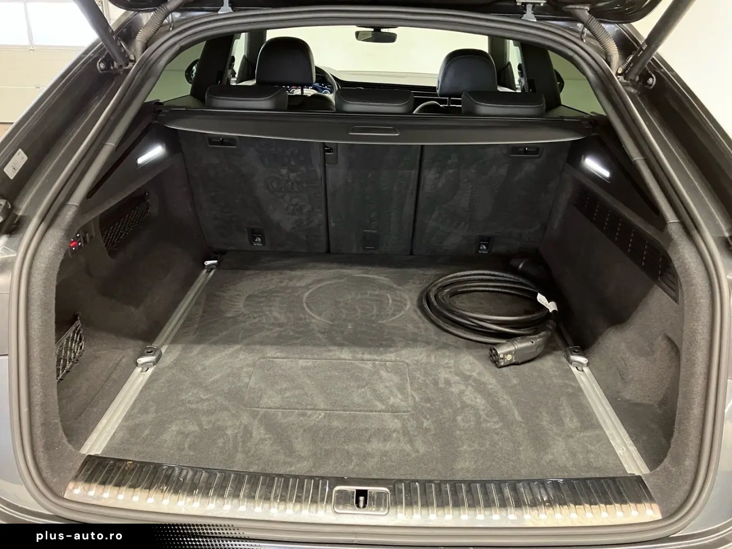 AUDI Q8 S-LINE QUATTRO 55TFSIe 380PS.MATRIX.NAVI.AHK.