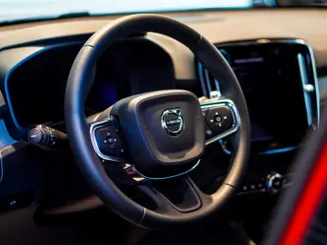 VOLVO XC40 B5 AWD Plus Dark 360 KAMERA H&K CARPLAY