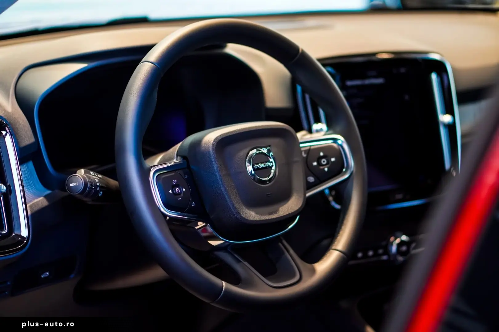 VOLVO XC40 B5 AWD Plus Dark 360 KAMERA H&K CARPLAY