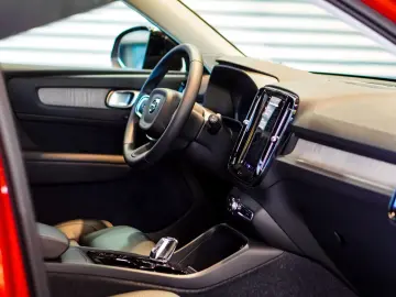 VOLVO XC40 B5 AWD Plus Dark 360 KAMERA H&K CARPLAY