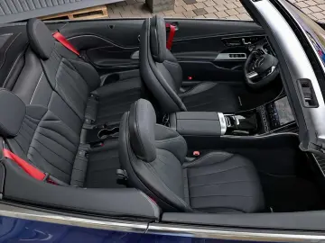 MERCEDES-BENZ CLE 300 4M Cabrio AMG DISTRONIC TOTWINKEL 360