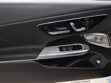 MERCEDES-BENZ CLE 300 4M Cabrio AMG DISTRONIC TOTWINKEL 360