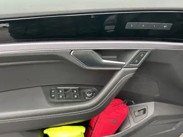 VW Touareg 3.0 V6 TDI Tiptronic 4Motion R-Line AHK