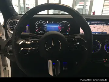MERCEDES-BENZ A 180 Limousine AMG Line Night Kamera &hellip;
