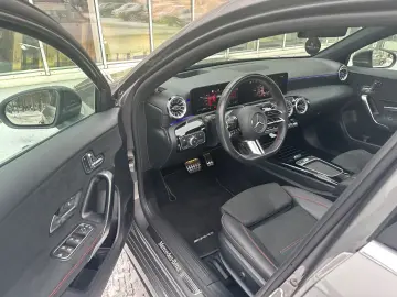 MERCEDES-BENZ A 200 AMG LINE PANO HEADUP 360  LED 7G-DCT