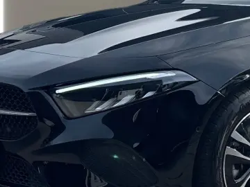 MERCEDES-BENZ A 180 AVANTGARDE PARKTRONIC DISTRONIC LED MBUX