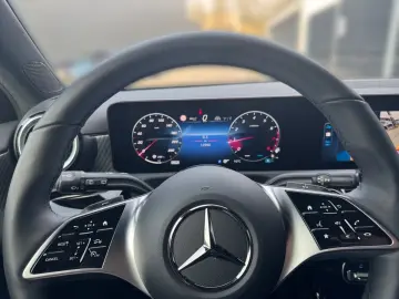 MERCEDES-BENZ A 180 AVANTGARDE PARKTRONIC DISTRONIC LED MBUX