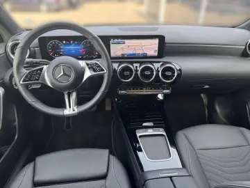 MERCEDES-BENZ A 180 AVANTGARDE PARKTRONIC DISTRONIC LED MBUX